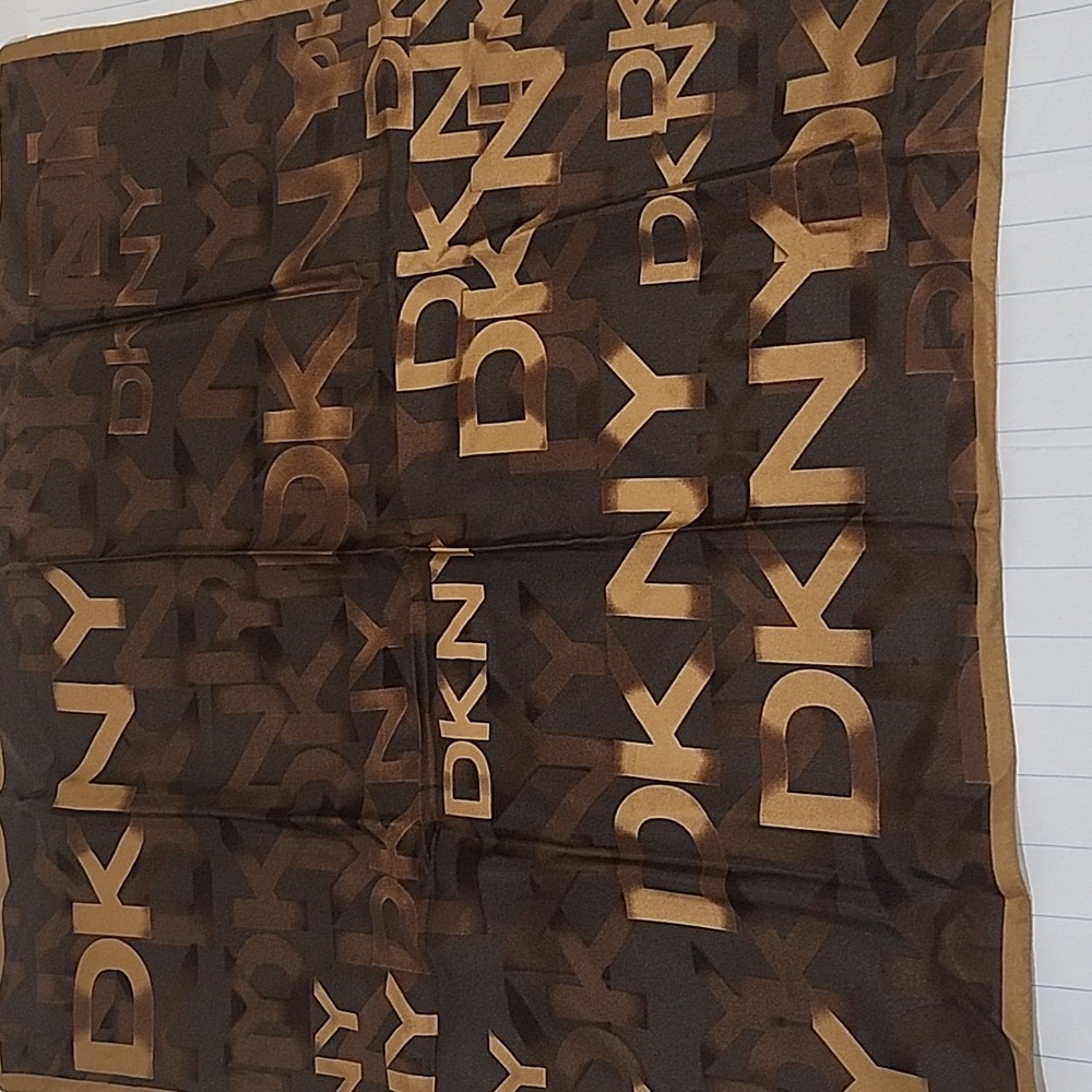 DKNY silk made in Italy 🇮🇹